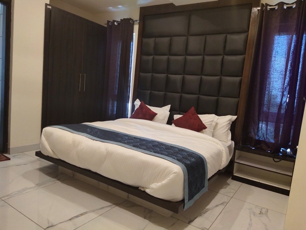 Hotel Hill View - Tap to explore photos