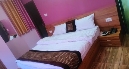 Hotel Rishabh Room Type - Bedroom 8