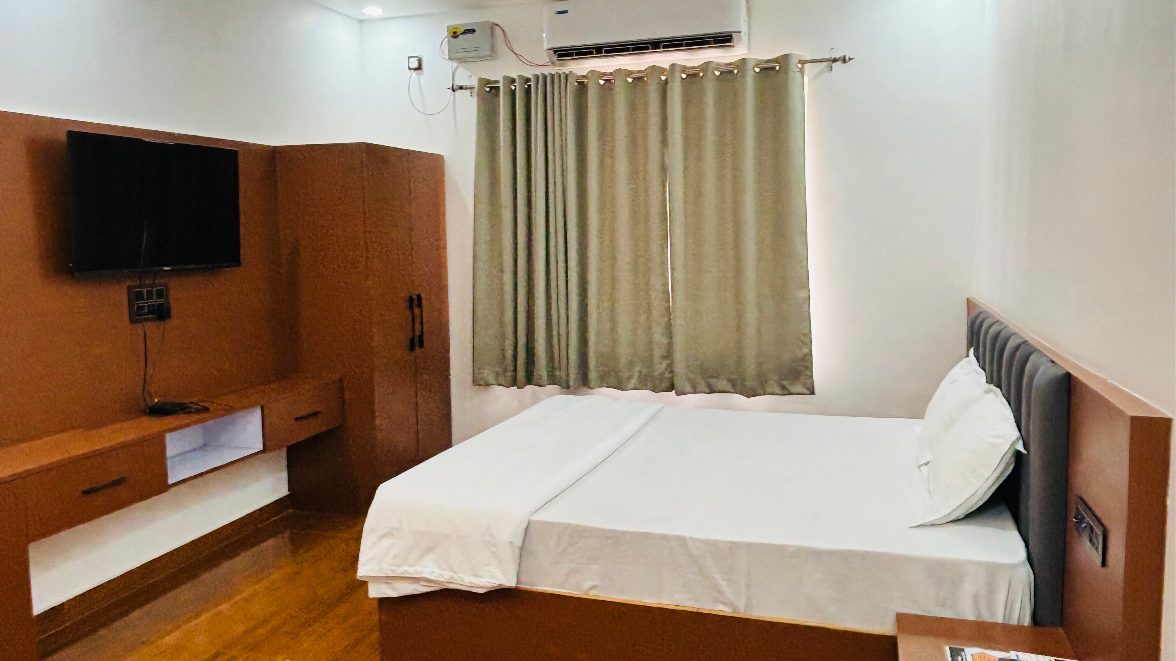 Hotel Manas - Tap to explore photos