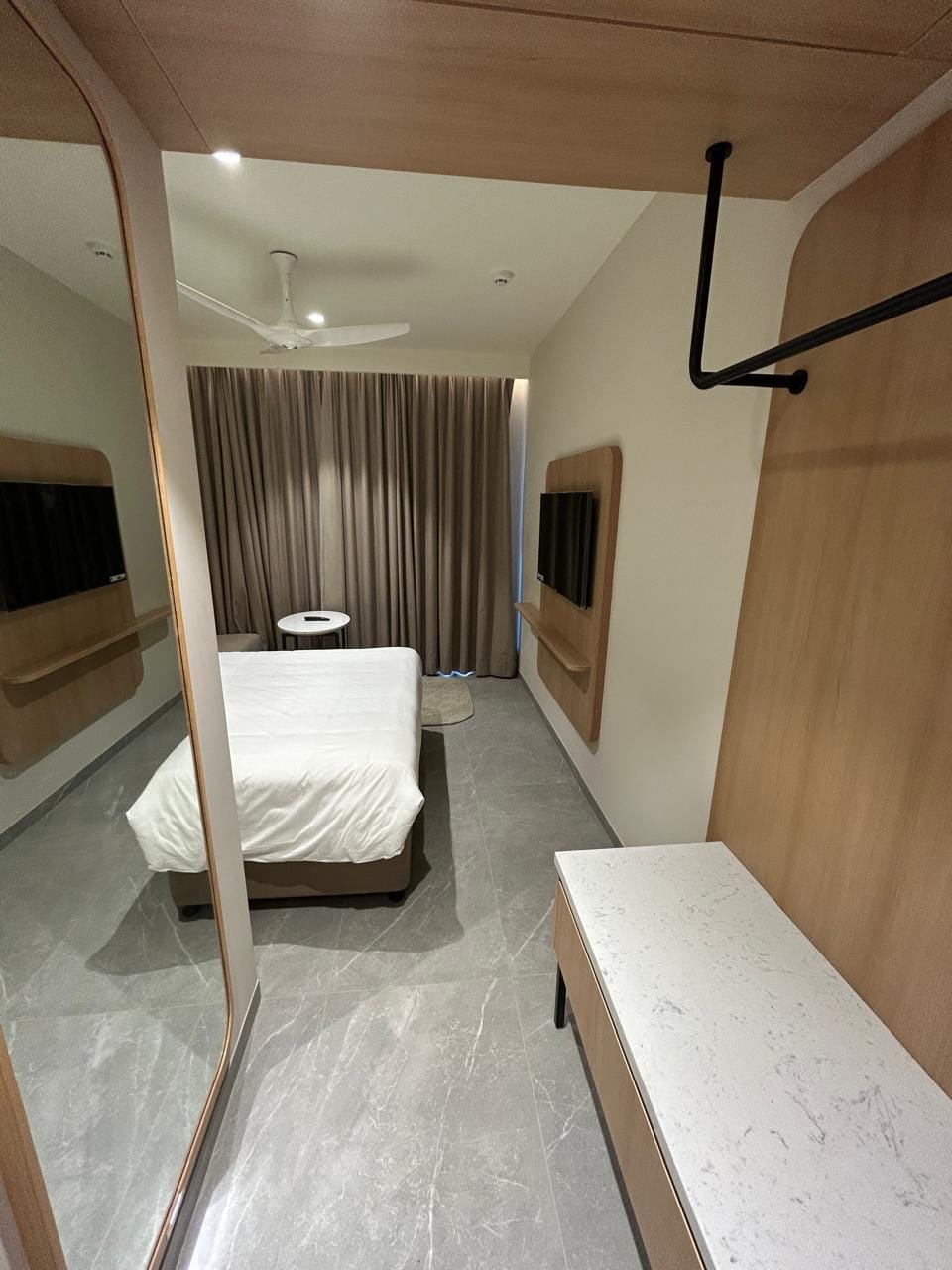 7 Apple Hotel - Tap to explore photos
