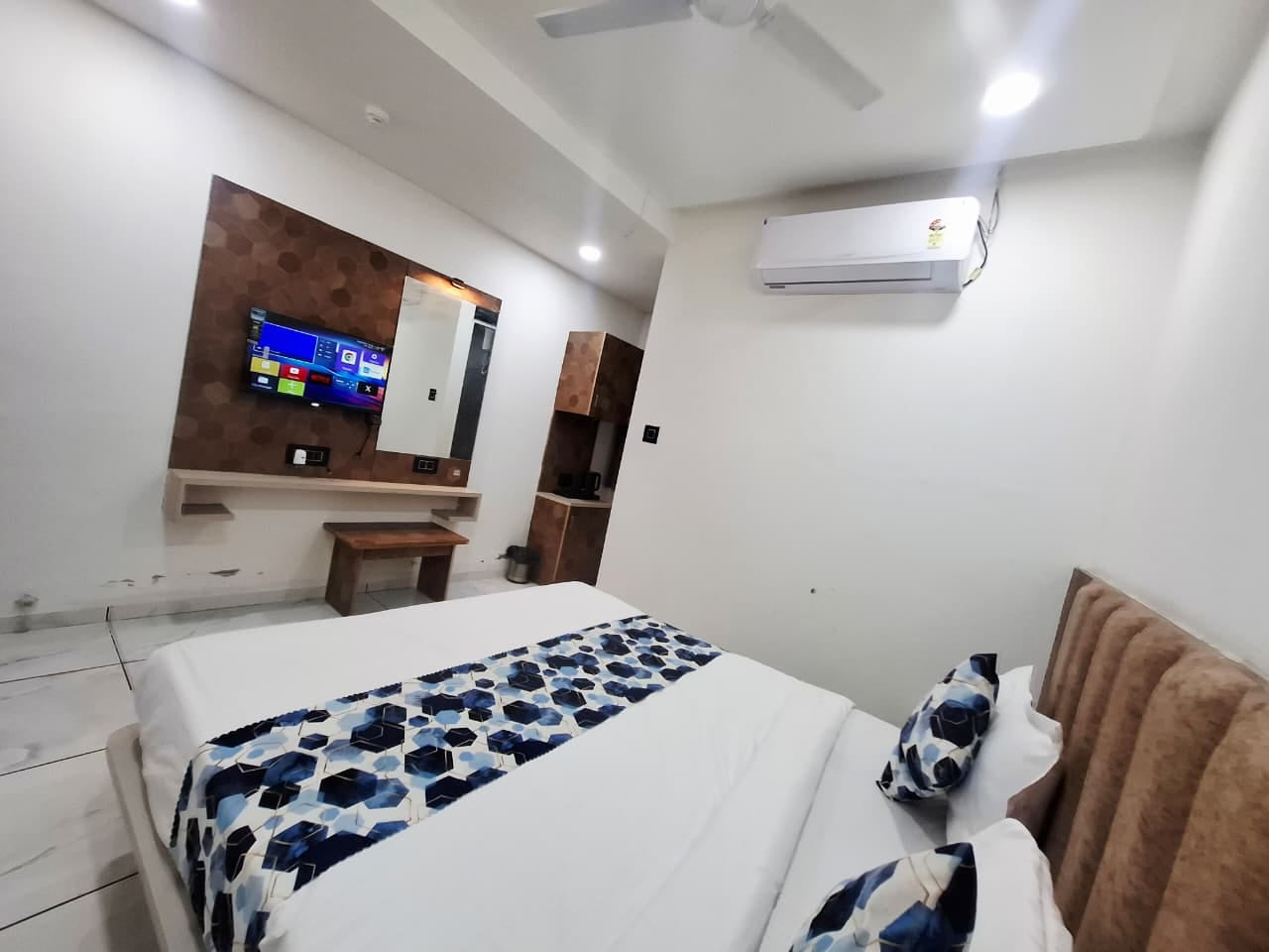 Hotel Asiana Gandhinagar - Tap to explore photos