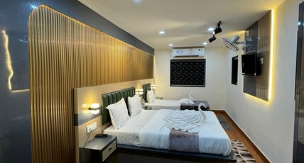 Yatri Stay Inn Luxury Rooms in Mumbai Cst Room Type - DELUXE TRIPLE ROOM