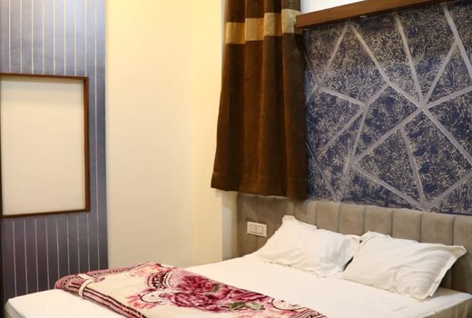 CROWN PALACE HOTEL & RESTAURANT