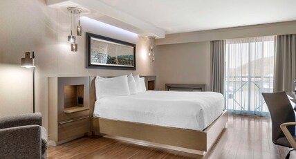Best Western Plus Edmundston Room Type - 1 King Bed, Non-Smoking, Executive Room, Work Desk, Microwave And Refrigerator, Wi-Fi, Walk In Showe Best Western Plus Edmundston Room Type - 1 King Bed, Non-Smoking, Executive Room, Work Desk, Microwave And Refrigerator, Wi-Fi, Walk In Showe