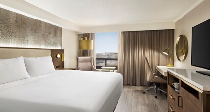 Crowne Plaza TORONTO AIRPORT Room Type - 1 King Bed Standard Walk In Shower