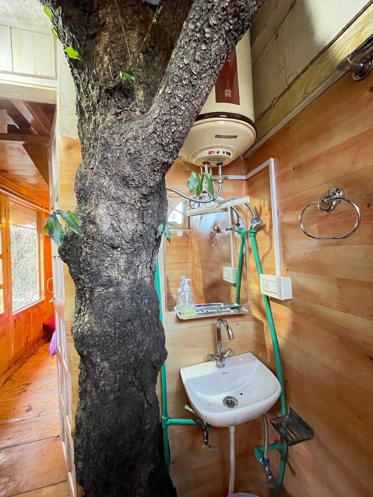 Majestic Heights Duplex Treehouse - Tap to explore photos