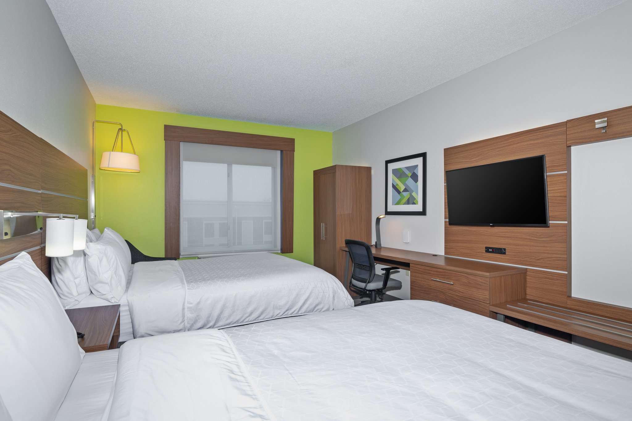 Holiday Inn Express & Suites WOODBRIDGE - Tap to explore photos
