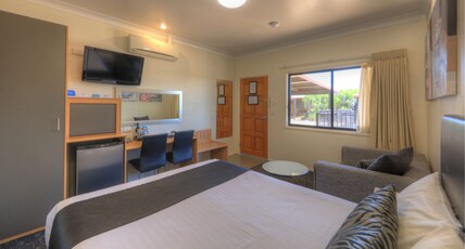 Best Western Ascot Lodge Motor Inn Room Type - 1 Queen Bed, Non-Smoking, Deluxe Room, Work Desk, Mini Bar, Wi-Fi, Air-Conditioned Best Western Ascot Lodge Motor Inn Room Type - 1 Queen Bed, Non-Smoking, Deluxe Room, Work Desk, Mini Bar, Wi-Fi, Air-Conditioned