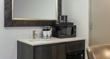 Embassy Suites by Hilton Syracuse Destiny USA Room Type - 2QN 2 ROOM STE ACC W  TUB