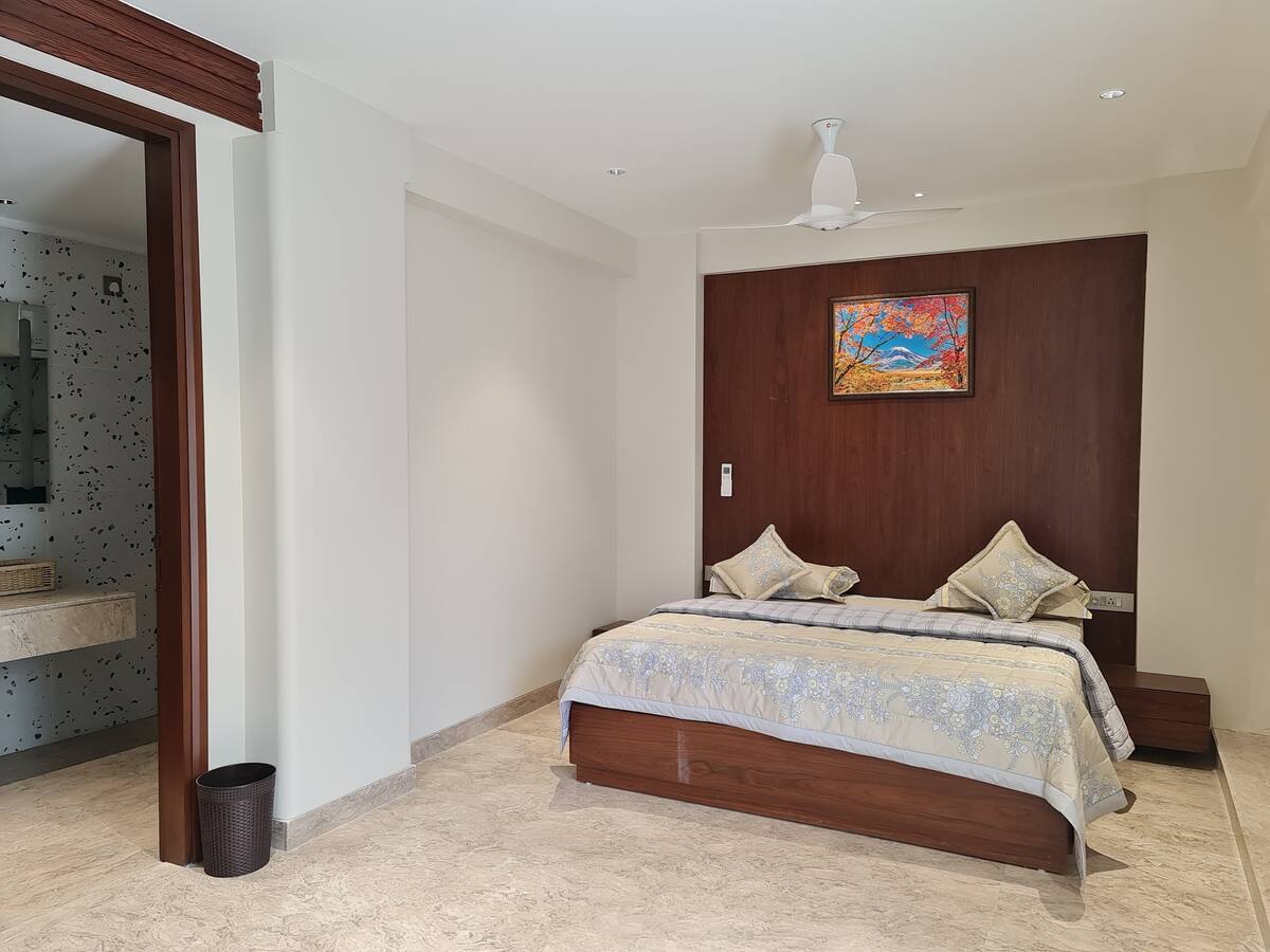Luxurious 4Bed Room Def Col Cook Breakfast Parking - Tap to explore photos