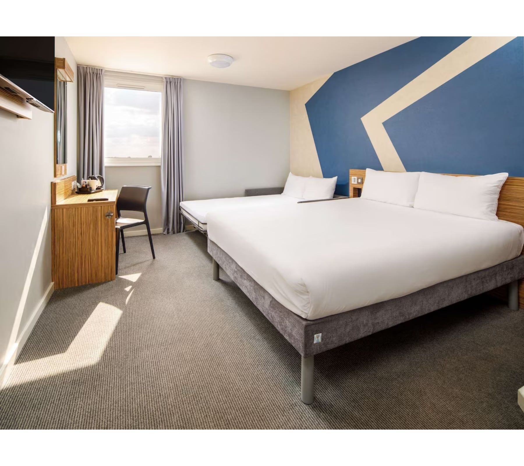 ibis budget London Heathrow Central - Tap to explore photos