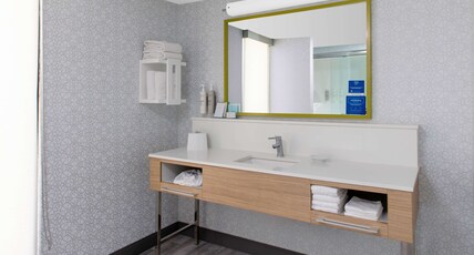 Hampton Inn Las Vegas Room Type - 2 QUEENS LARGER ROOM NS