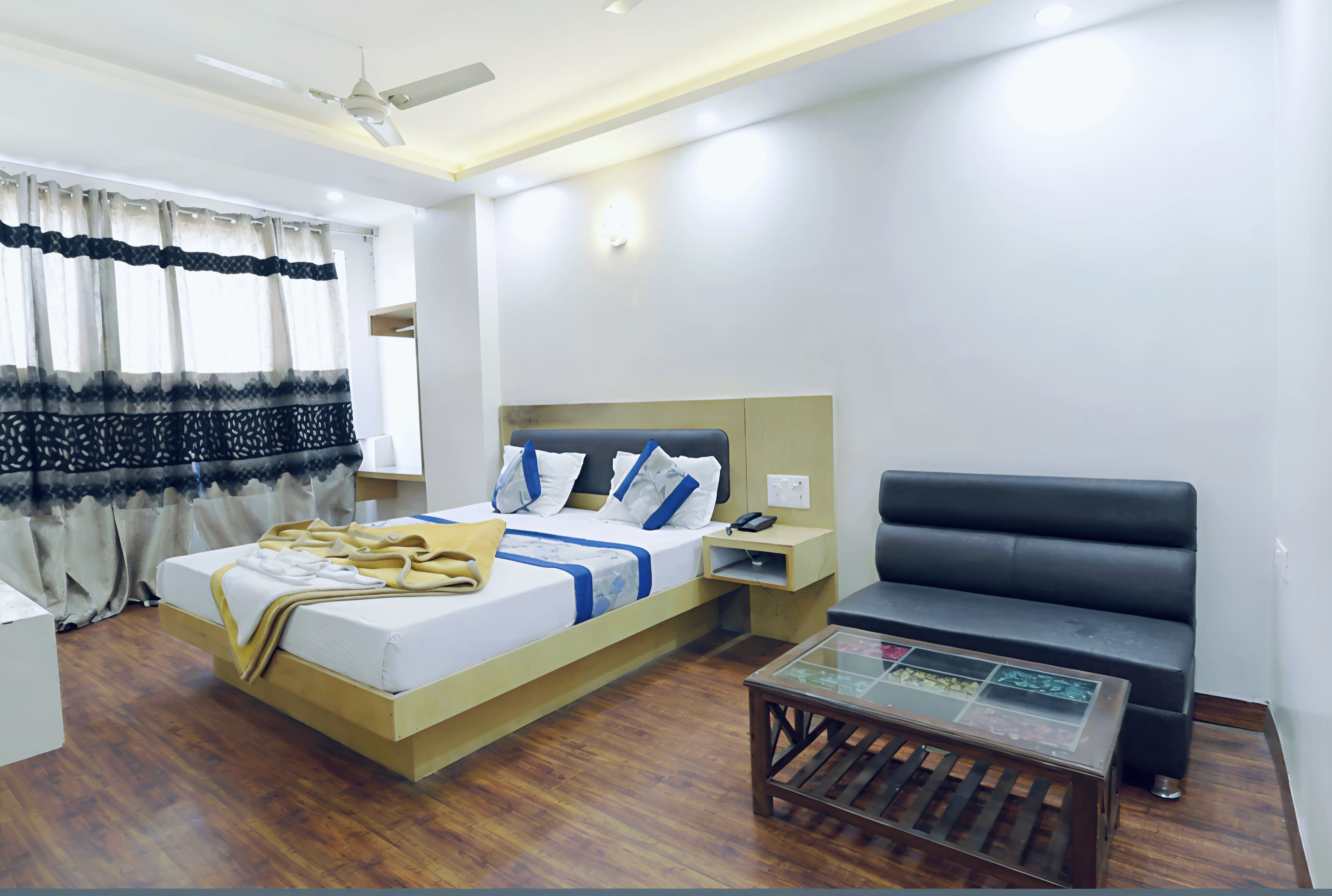 Hotel University || Near ISBT Kashmiri Gate - Tap to explore photos