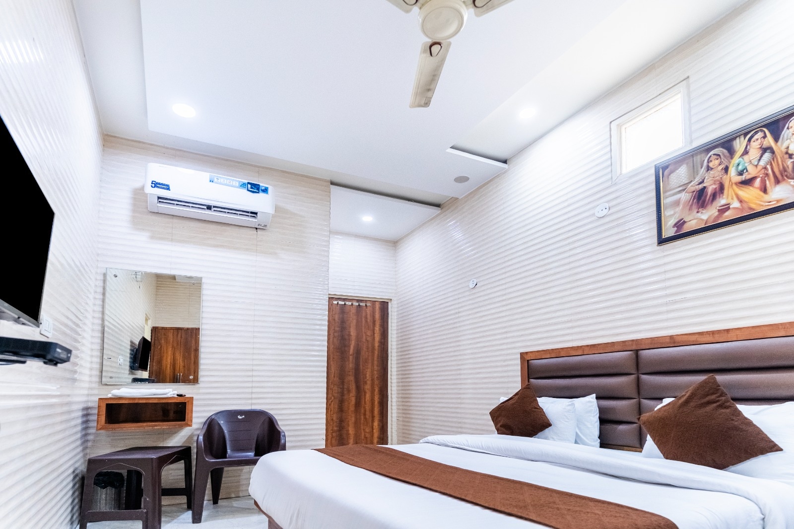 Jasneet Home Stay(300M From Golden Temple) - Tap to explore photos