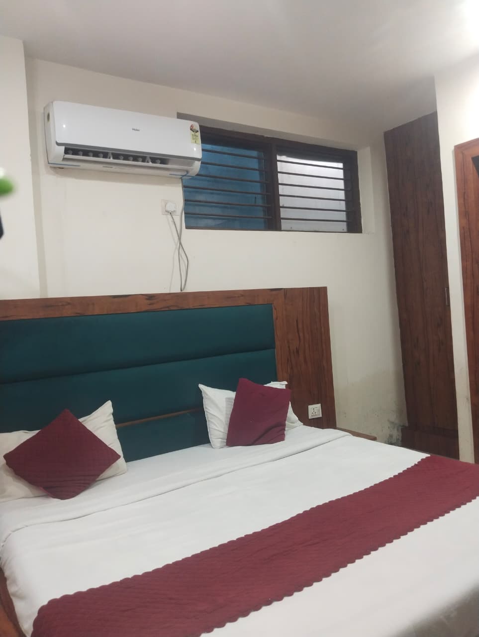 Hotel Royal Inn - Tap to explore photos