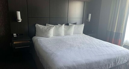 Best Western Plus Rama Inn & Suites Room Type - 1 King Bed, Non-Smoking, Microwave And Refrigerator, Wi-Fi, Full Breakfast