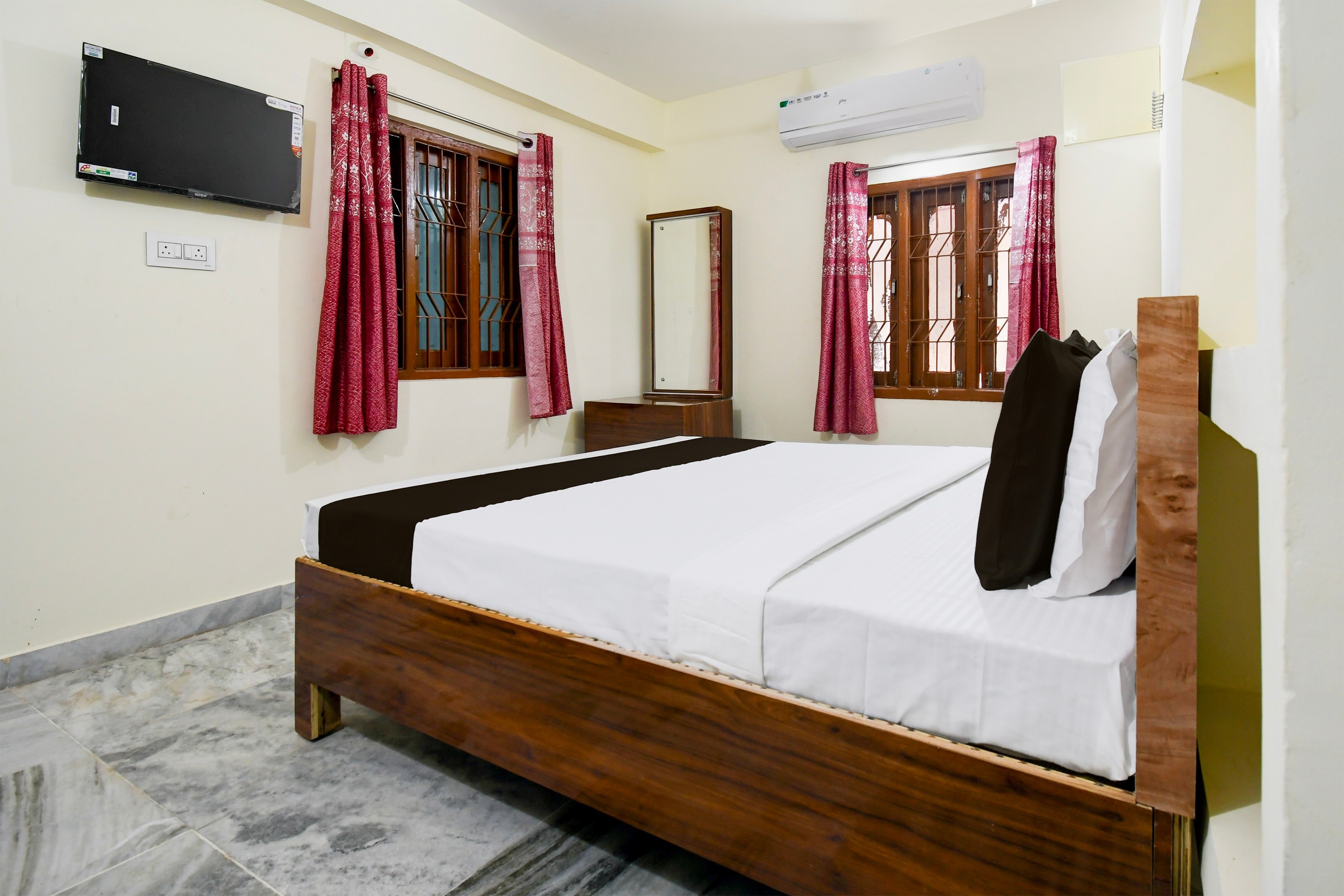 Super Hotel O Khandagiri Near DN Regalia Mall - Tap to explore photos