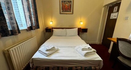Bridge Park Hotel Room Type - Double room with shared bathroom
