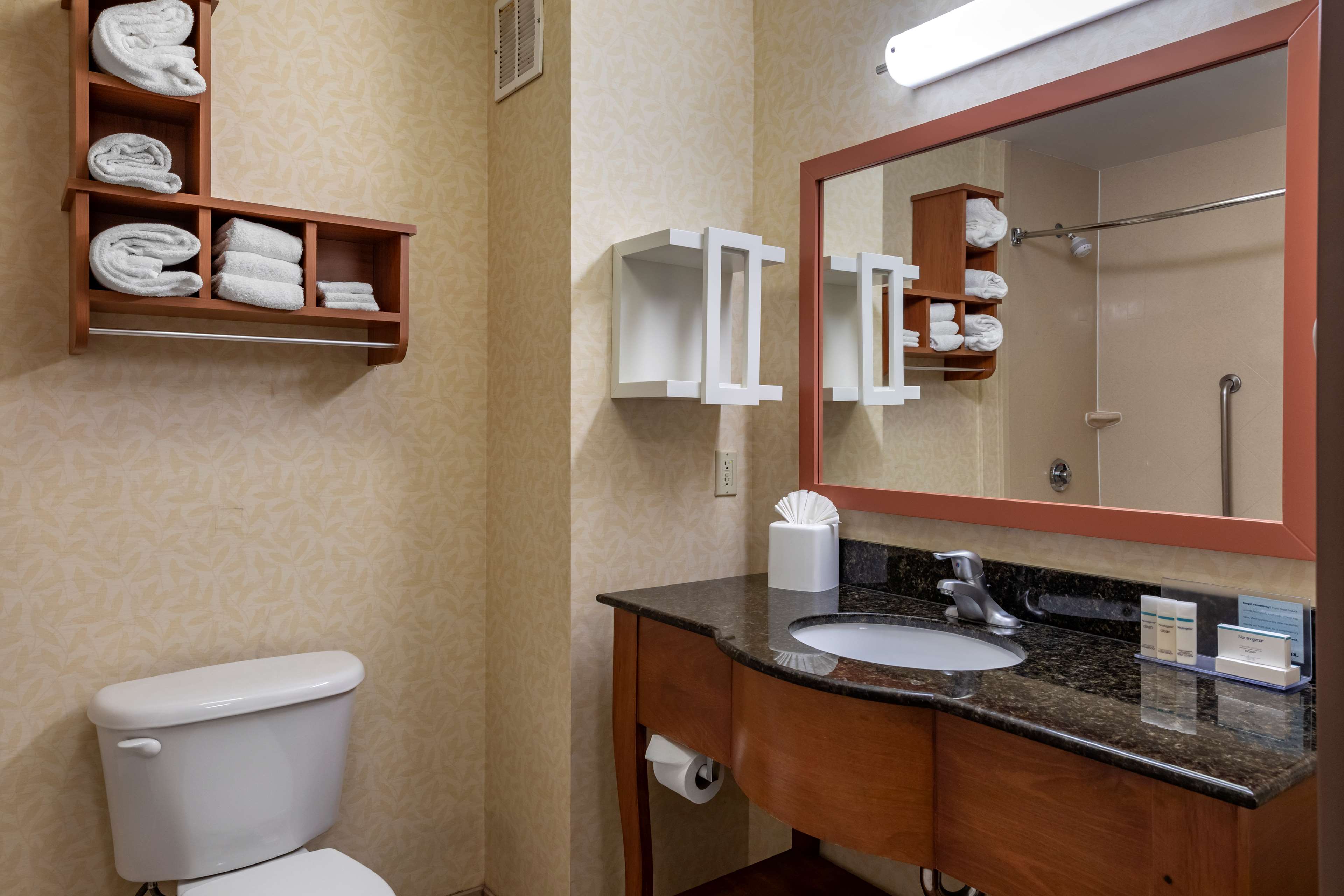 Hampton Inn Norco-Corona-Eastvale, CA - Tap to explore photos