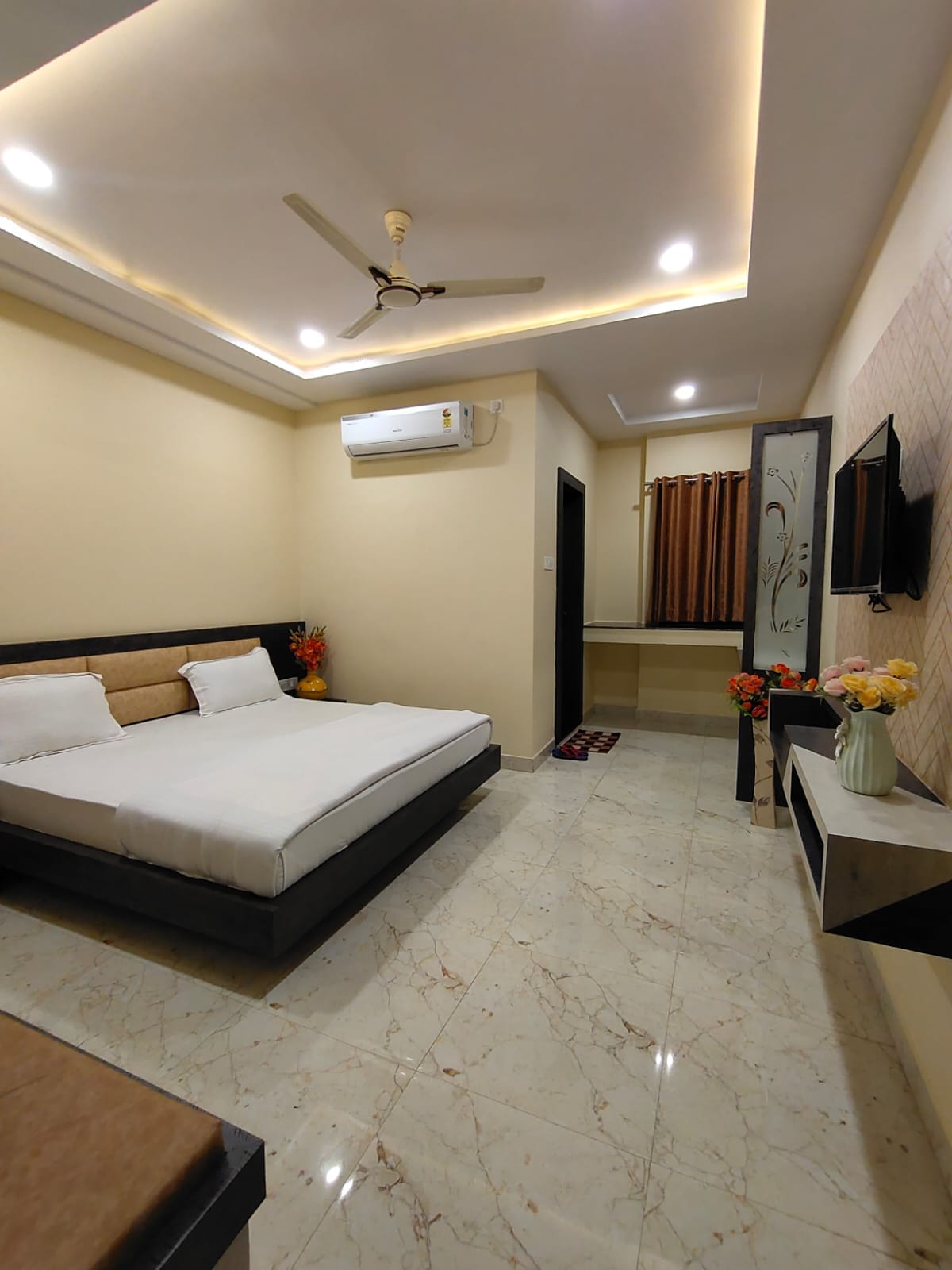 HOTEL UDAY VILLAS - Tap to explore photos