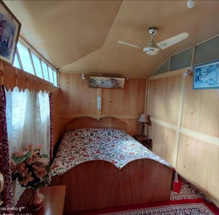 Houseboat Mehraj - Tap to explore photos