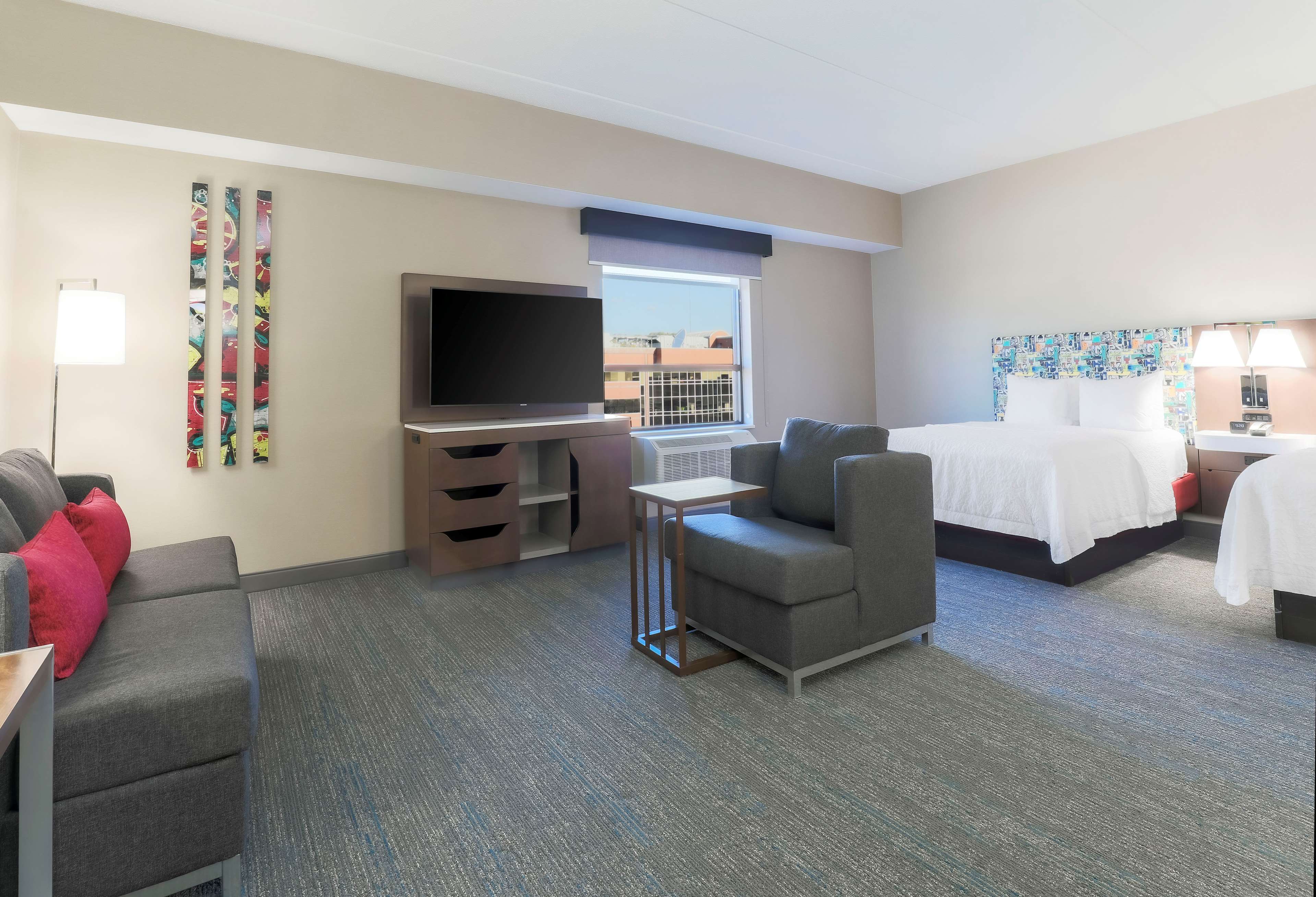 Hampton Inn & Suites Pittsburgh-Downtown - Tap to explore photos