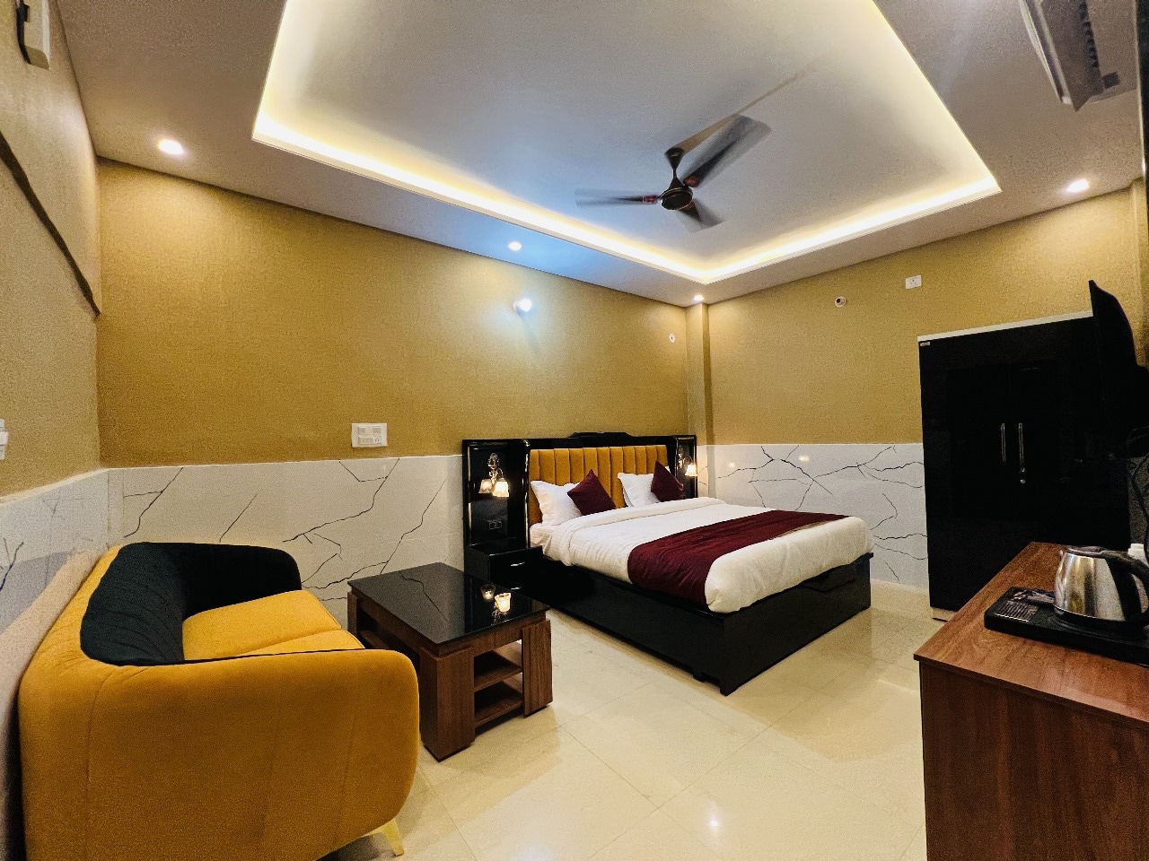 Royal Ayodhya Guest House - Tap to explore photos