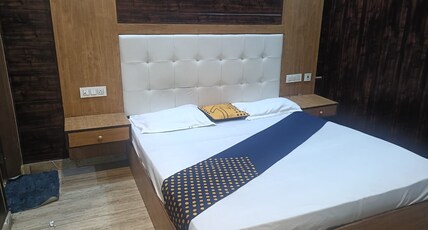 Hotel Holiday Vibe Room Type - Deluxe Room