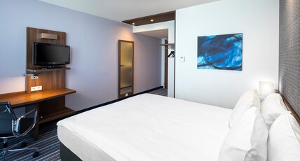Holiday Inn Express Amsterdam - South Room Type - 1 Queen Standard with Free Breakfast Holiday Inn Express Amsterdam - South Room Type - 1 Queen Standard with Free Breakfast