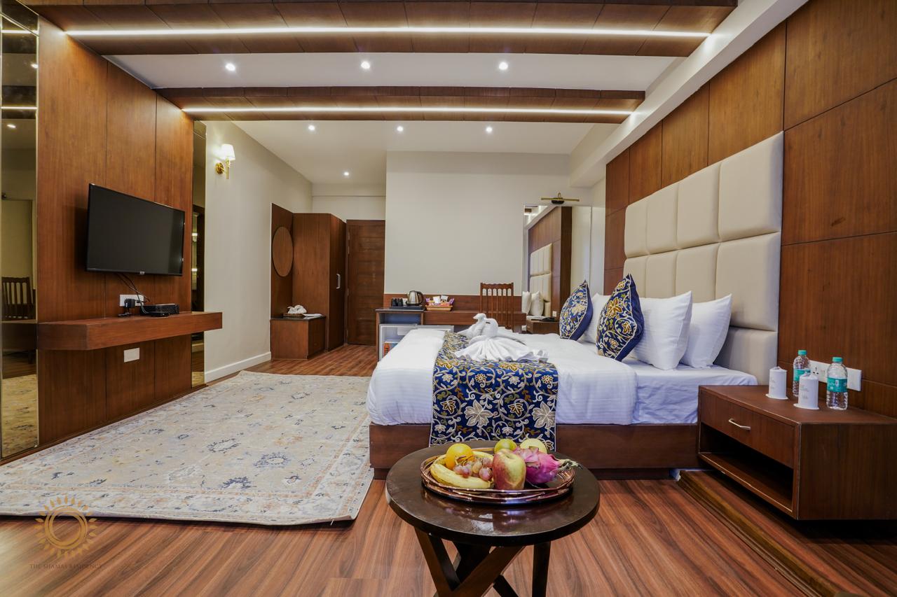Hotel The Shamas Residency "10 minutes walk to Dal Lake" - Tap to explore photos