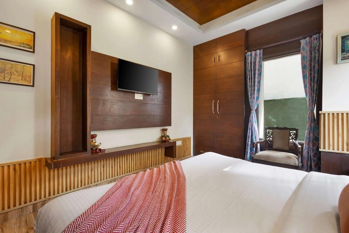 Summer House Mall Road Cozy Luxury Stay - Tap to explore photos