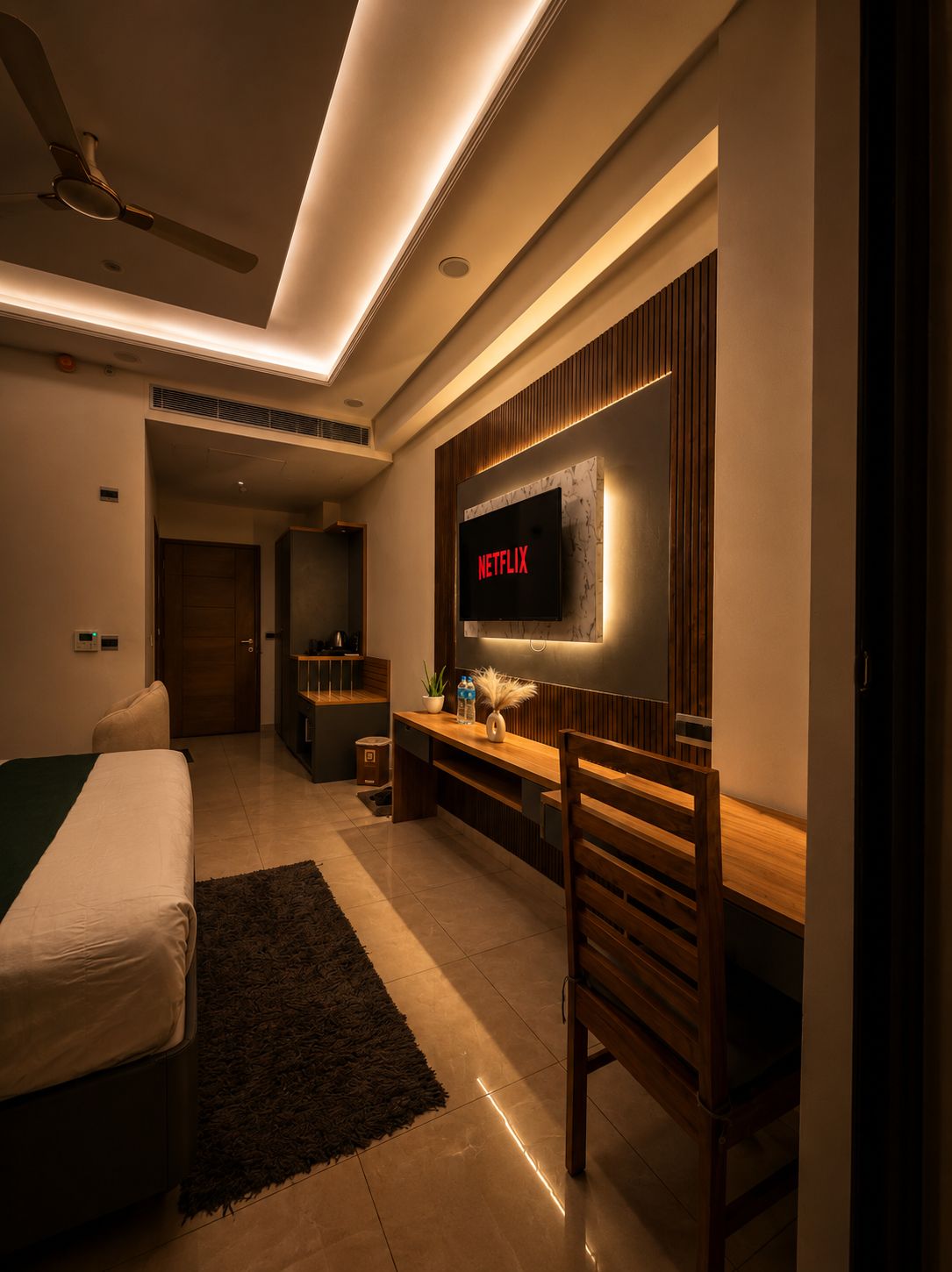 Cozycostays | Top Floor | Omaxe Hazratganj | - Tap to explore photos