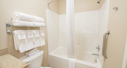 Candlewood Suites BISMARCK, an IHG hotel Room Type - 1 King Bed 1 Bedrm Suite Comm Access Tub
