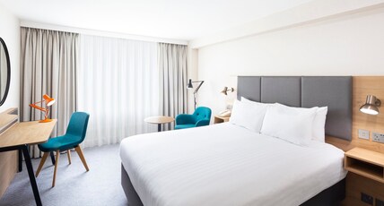 Holiday Inn Coventry M6, J2, an Ihg Hotel Room Type - 1 Queen Premium Minibar