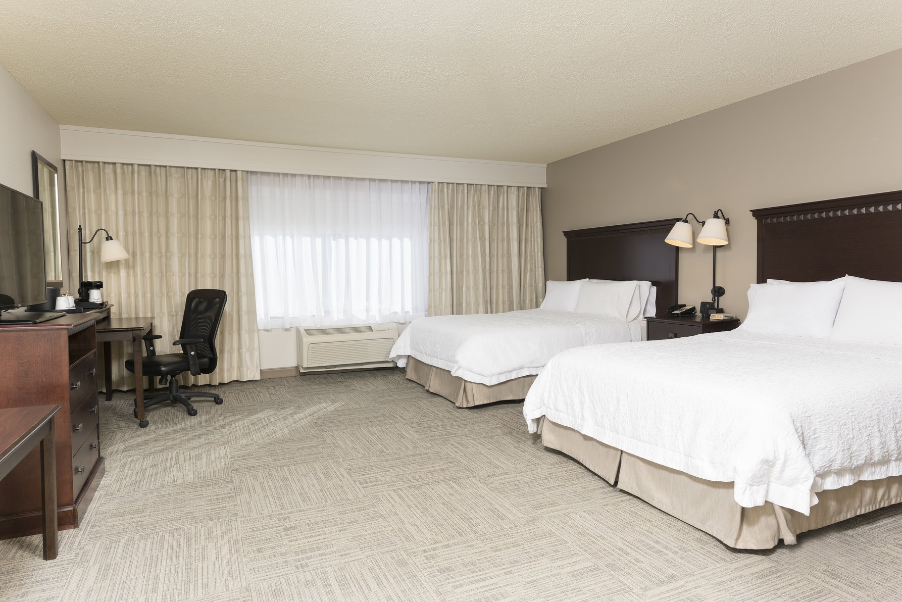 Hampton Inn & Suites Hartford-Manchester, CT - Tap to explore photos