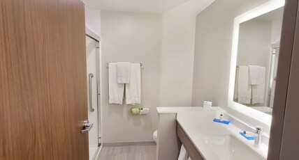 Holiday Inn Express White Marsh, An IHG Hotel Room Type - 1 King Standard Communications Accessible
