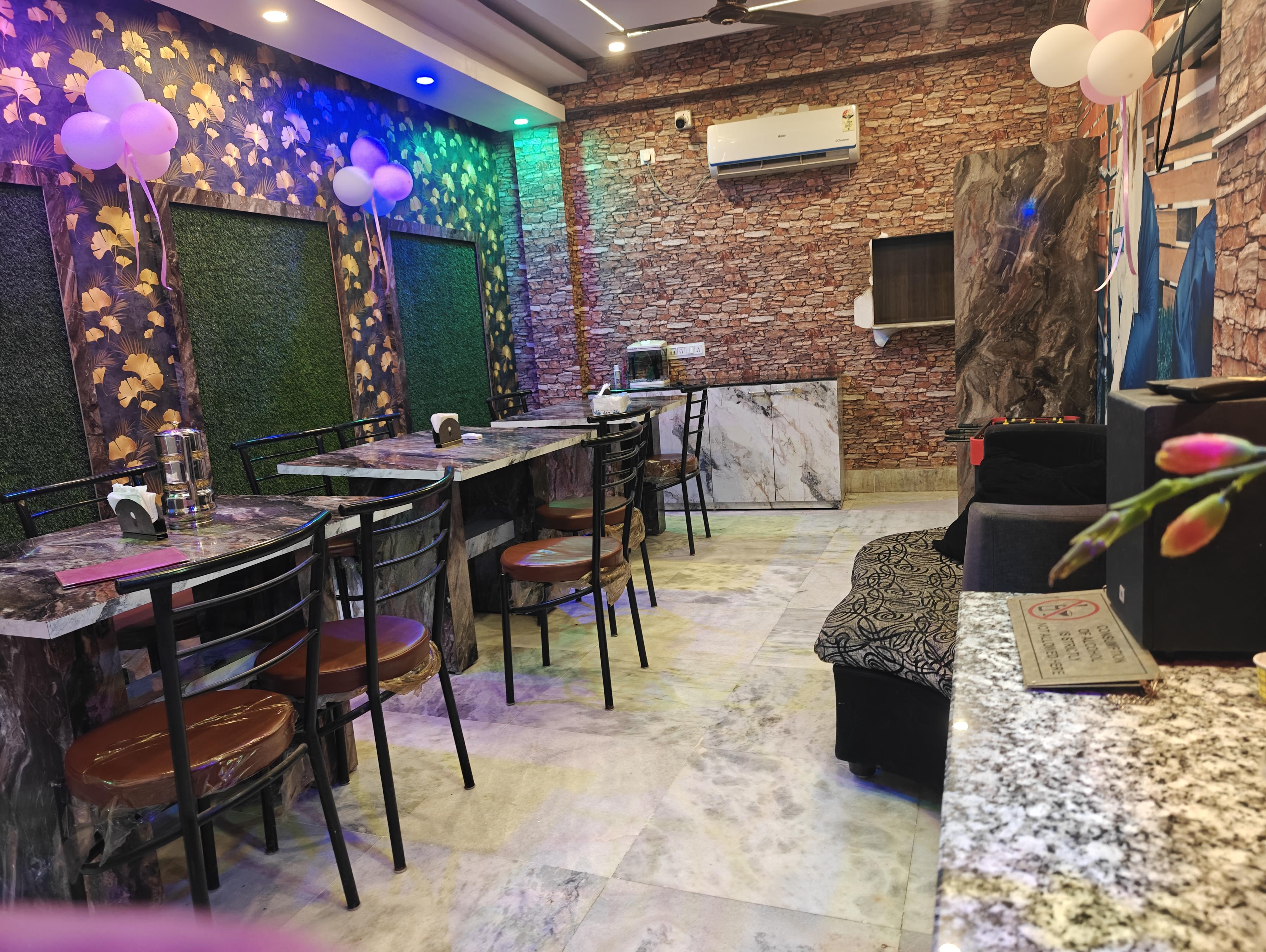 Triple Bond Inn - Thakdari Newtown - Tap to explore photos
