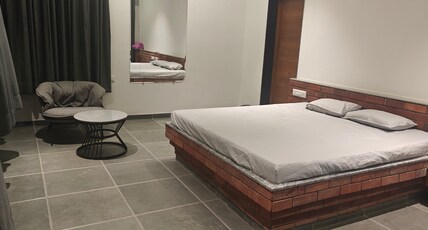 Sunnyside Farmhouse  Pool  Lush Lawn  Spacious Room Type - Bedroom 3