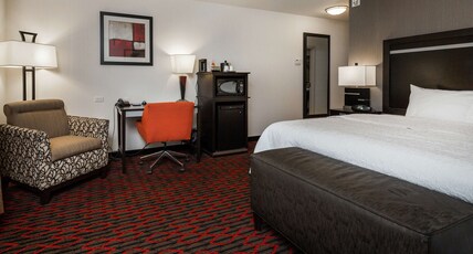 Hampton Inn & Suites by Hilton Lethbridge Room Type - 1 KING BED NONSMOKING