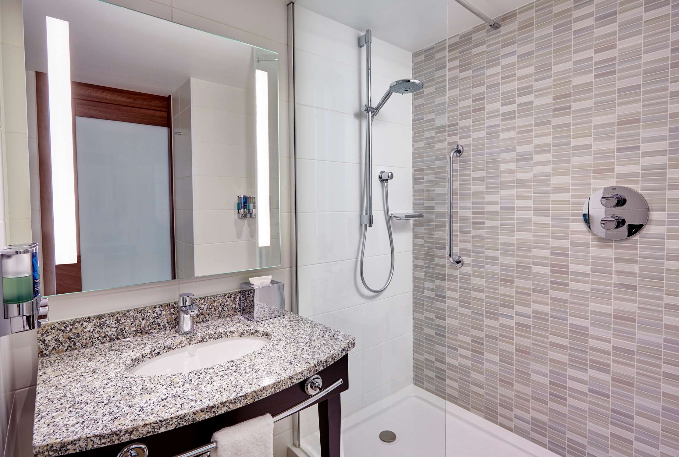 Hampton by Hilton Bournemouth - Tap to explore photos