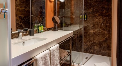 Cenica Porto Hotel, Curio Collection by Hilton Room Type - QUEEN GUEST ROOM