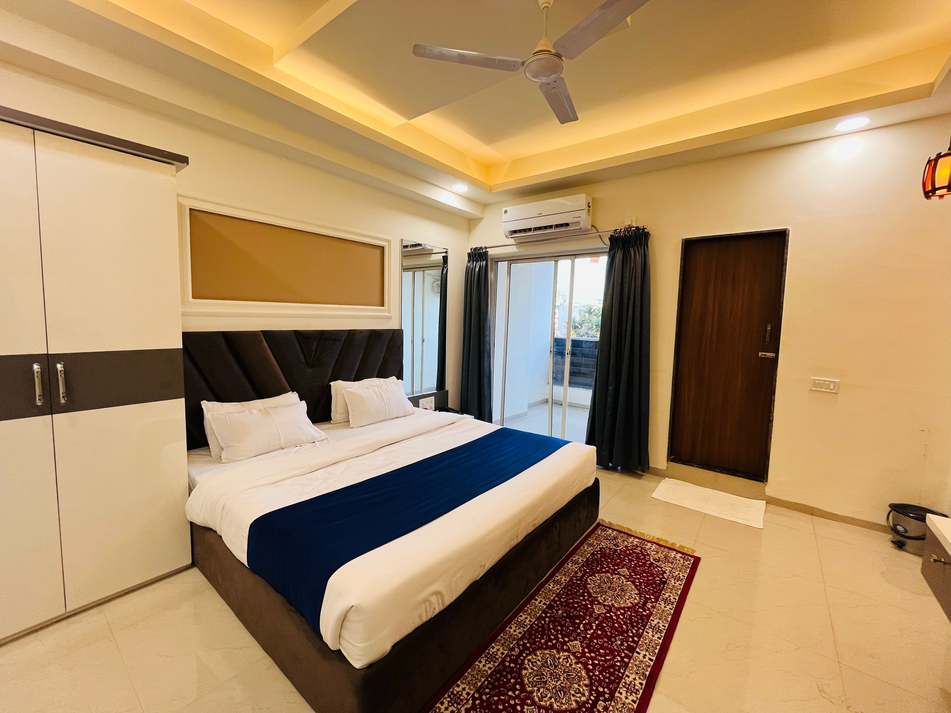 Hotel shree palace - Tap to explore photos