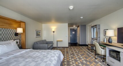 Holiday Inn Appleton, an IHG Hotel Room Type - 1 King Premium Comm Mobil Access Tub