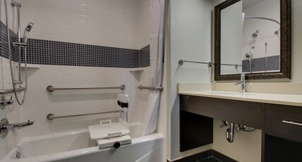 Staybridge Suites Plano - the Colony, an IHG hotel Room Type - 1 King Studio Suite Mobil Accessible Tub