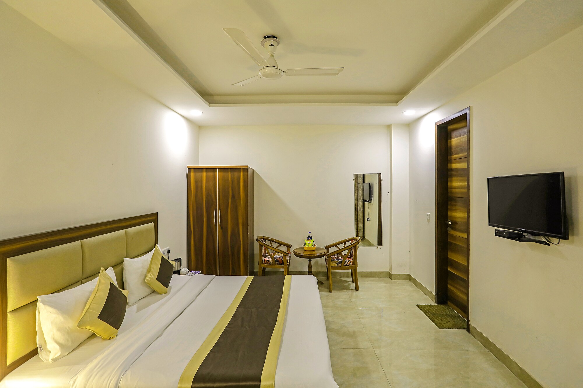 FabHotel White House BNB - Nr. Yashobhoomi Convention Centre - Tap to explore photos