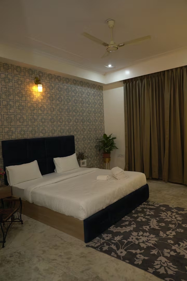 Radhe Villa: Elegant 4 BHK Haven - Tap to explore photos