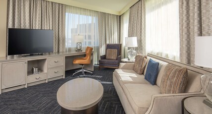 DoubleTree by Hilton Nashville Downtown Room Type - 1 K 2 RM SUITE - SOFA BED