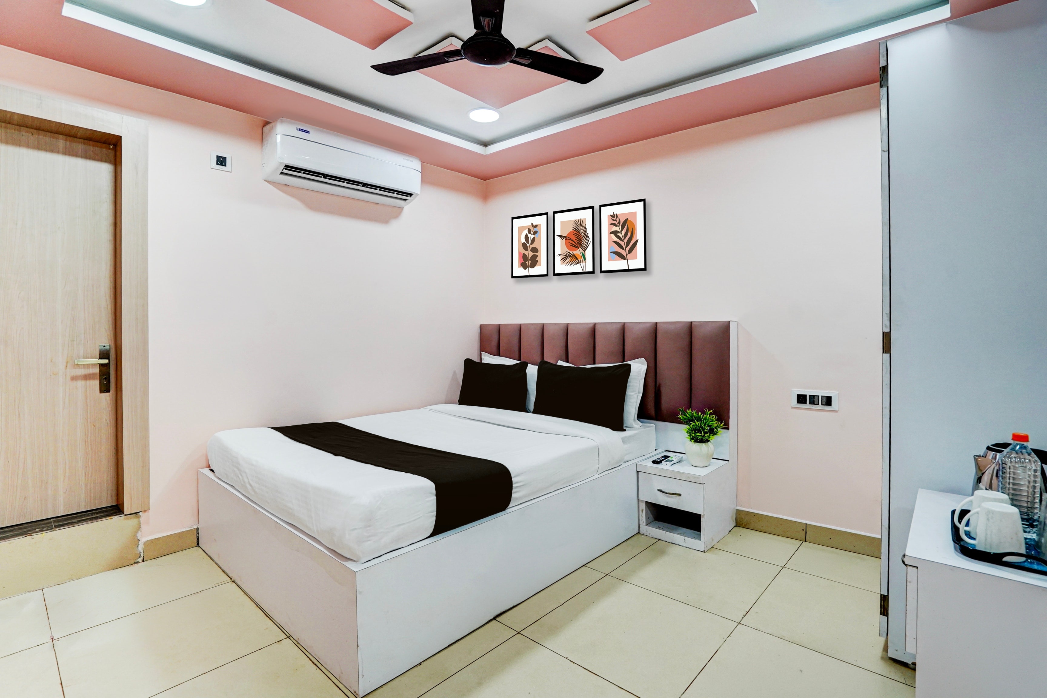 Hotel O Shri Govind - Tap to explore photos
