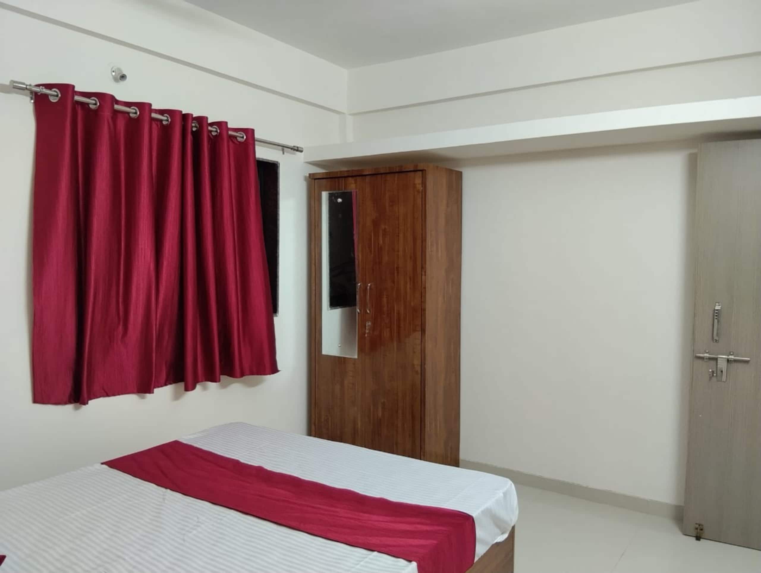 Studio Comfy Stay 3 in Kharadi by Sunshine Comfortstay - Tap to explore photos