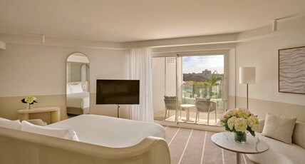 InterContinental Sydney Coogee Beach Room Type - 1 King Junior Suite Pool View Club Lounge Access InterContinental Sydney Coogee Beach Room Type - 1 King Junior Suite Pool View Club Lounge Access
